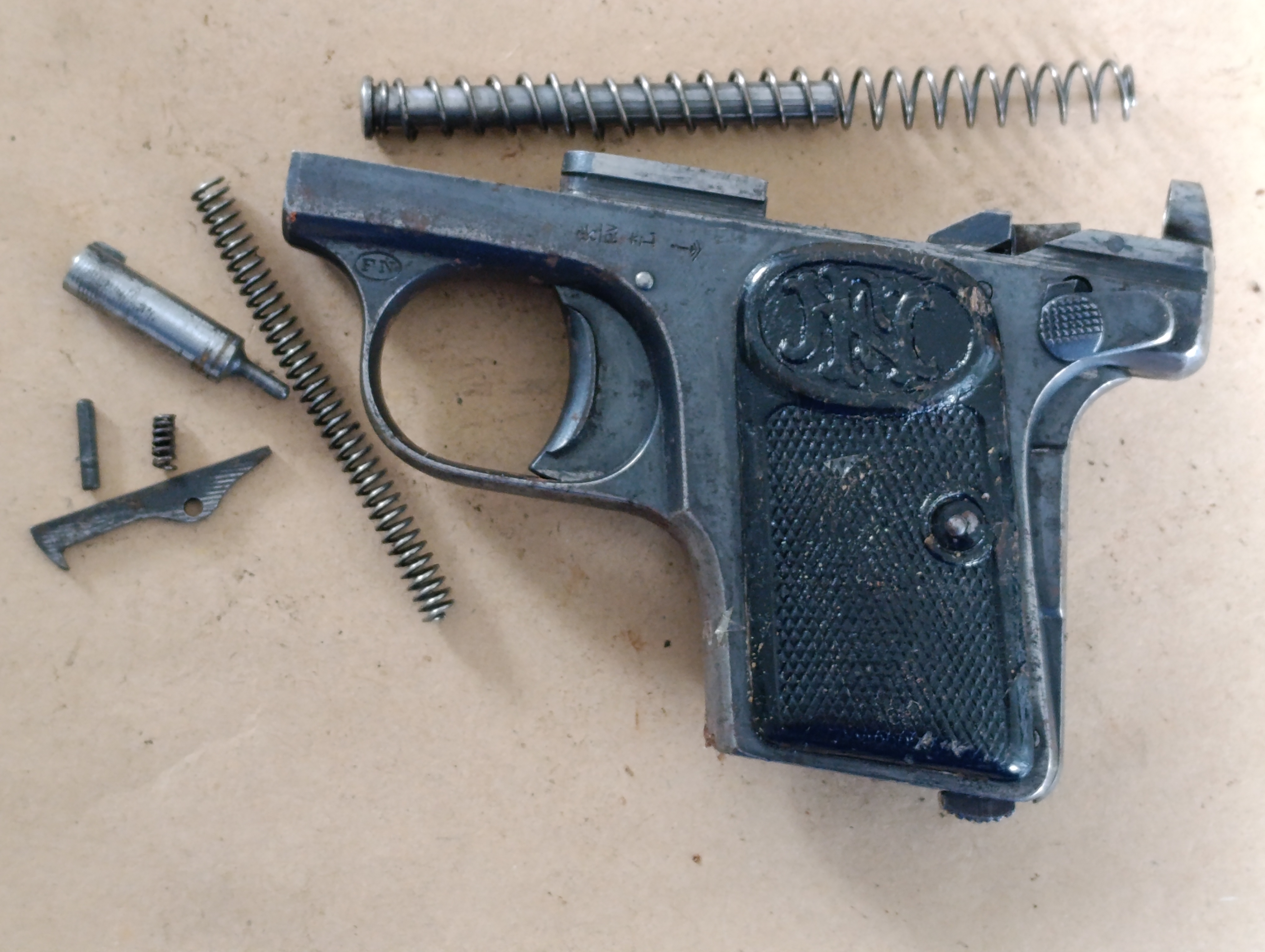 Griffstück komplett + Teile siehe Fotos für Pistole FN 1906