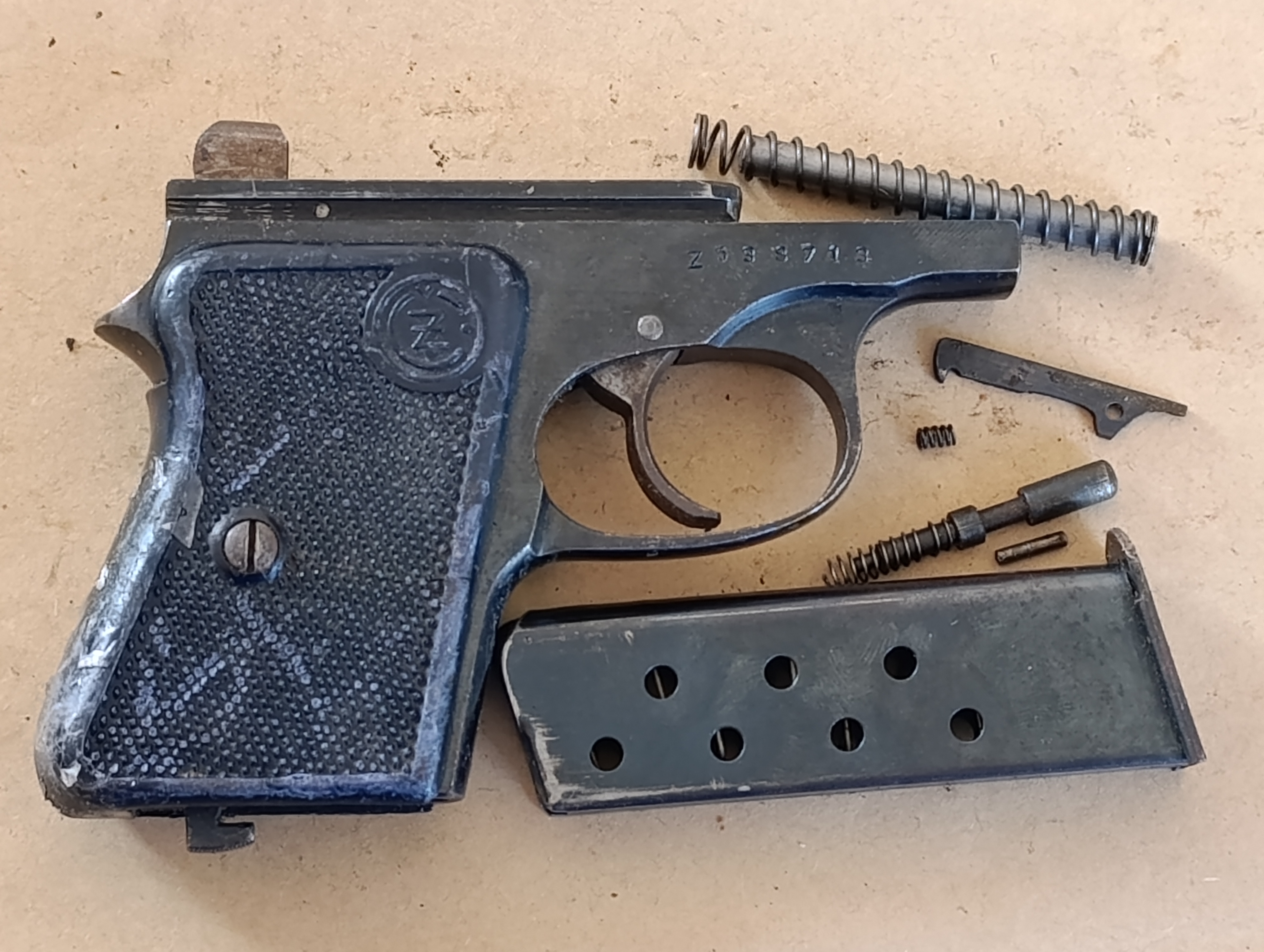 Griffstück komplett + Teile siehe Fotos für CZ 45