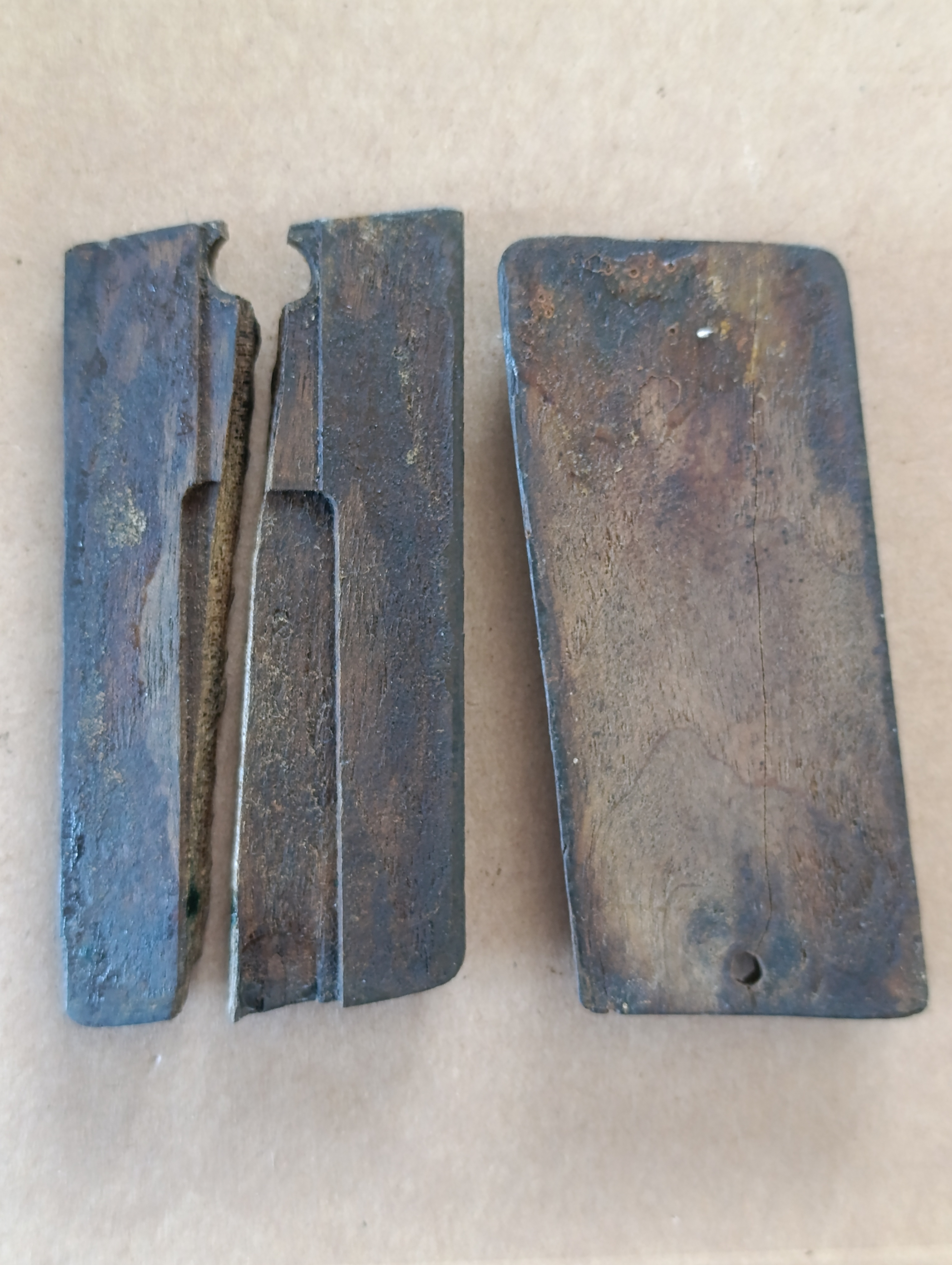 Griffschalen für Steyr M 1912, Eine Seite gebrochen