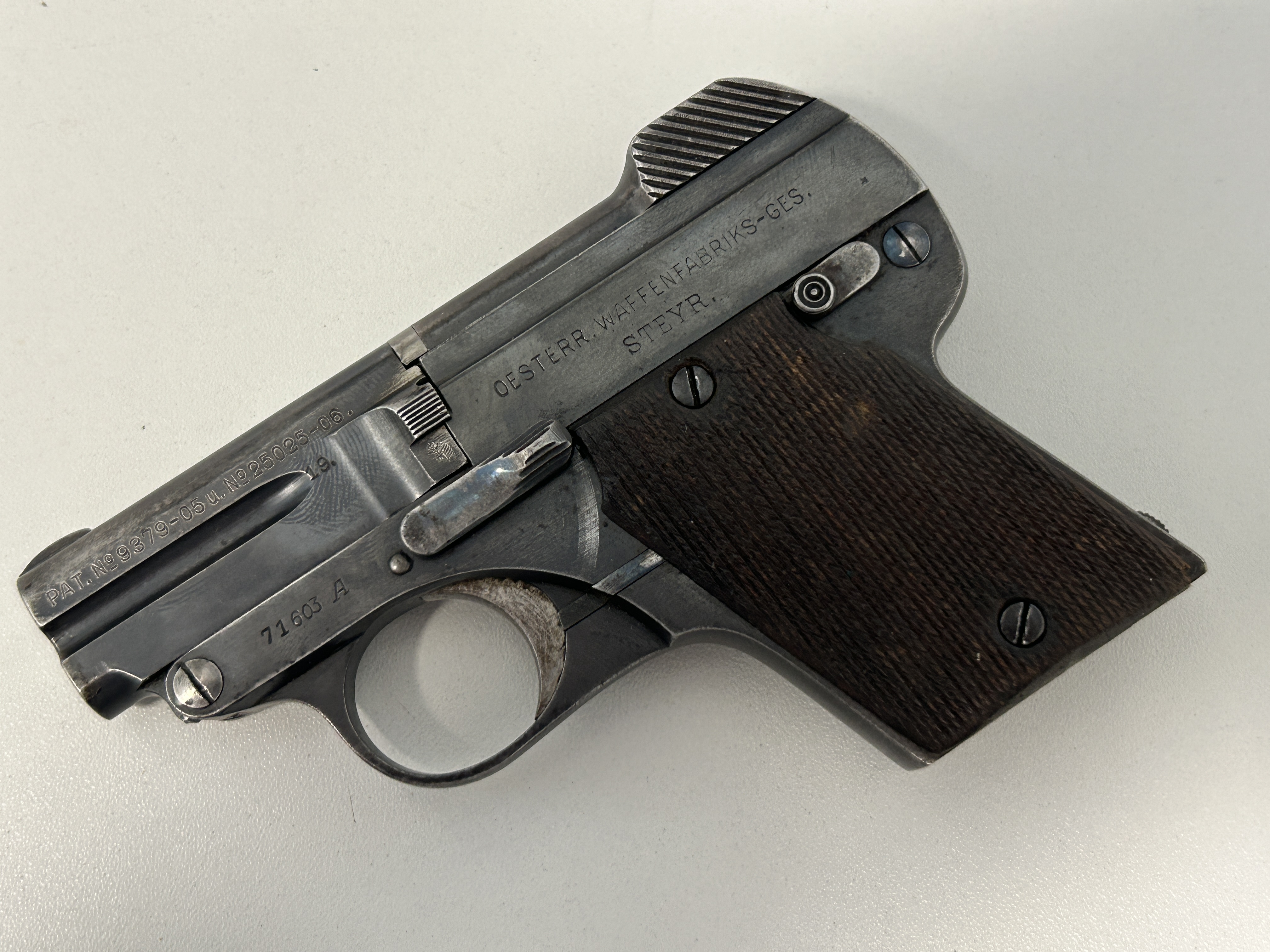 Pistole Steyr Pieper 1909  Standard Modell OeWG mit Holzgriffschalen
