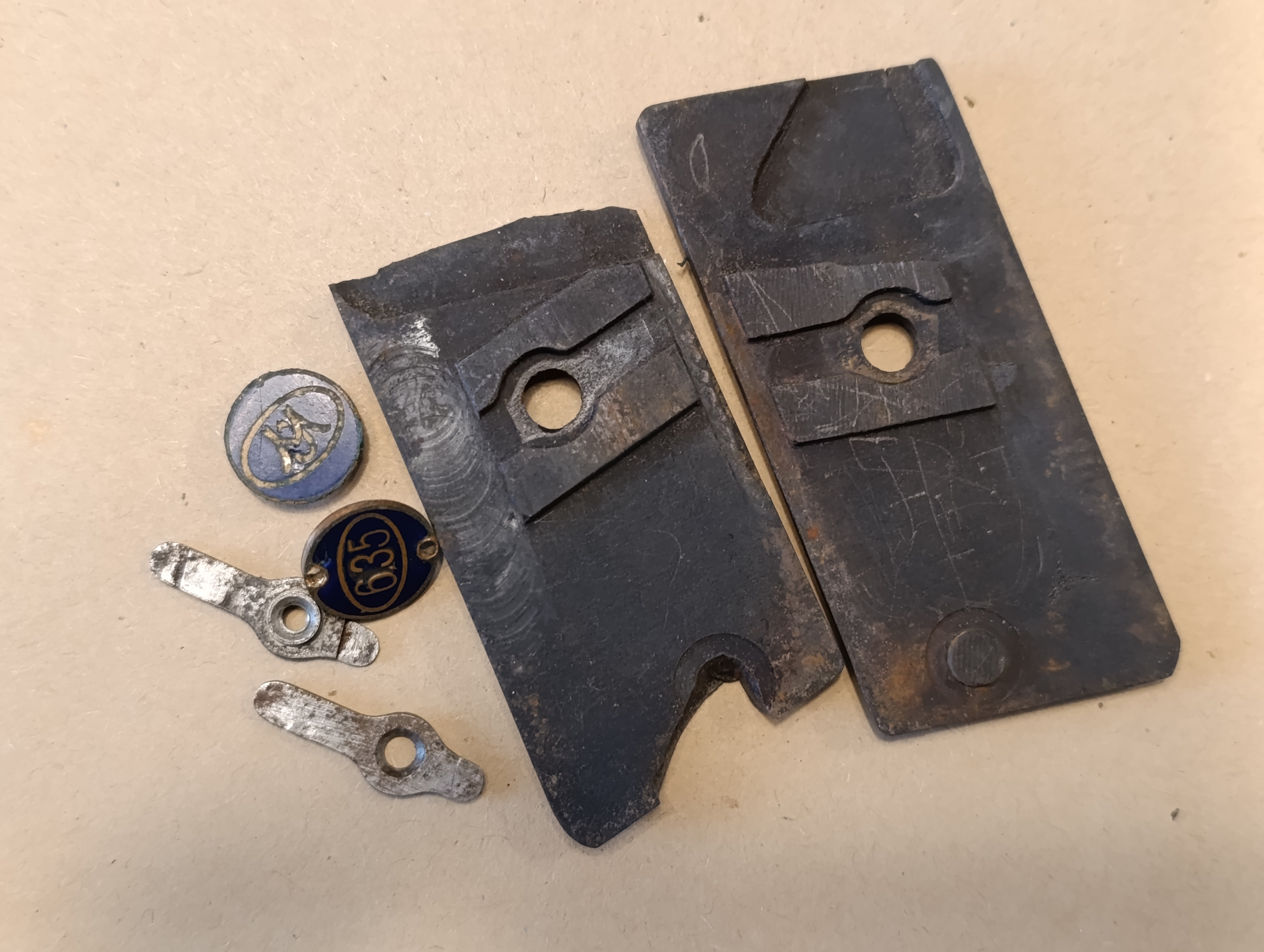 Griffschalen Konvolut, Halter und Schraube für Walther Modell 8