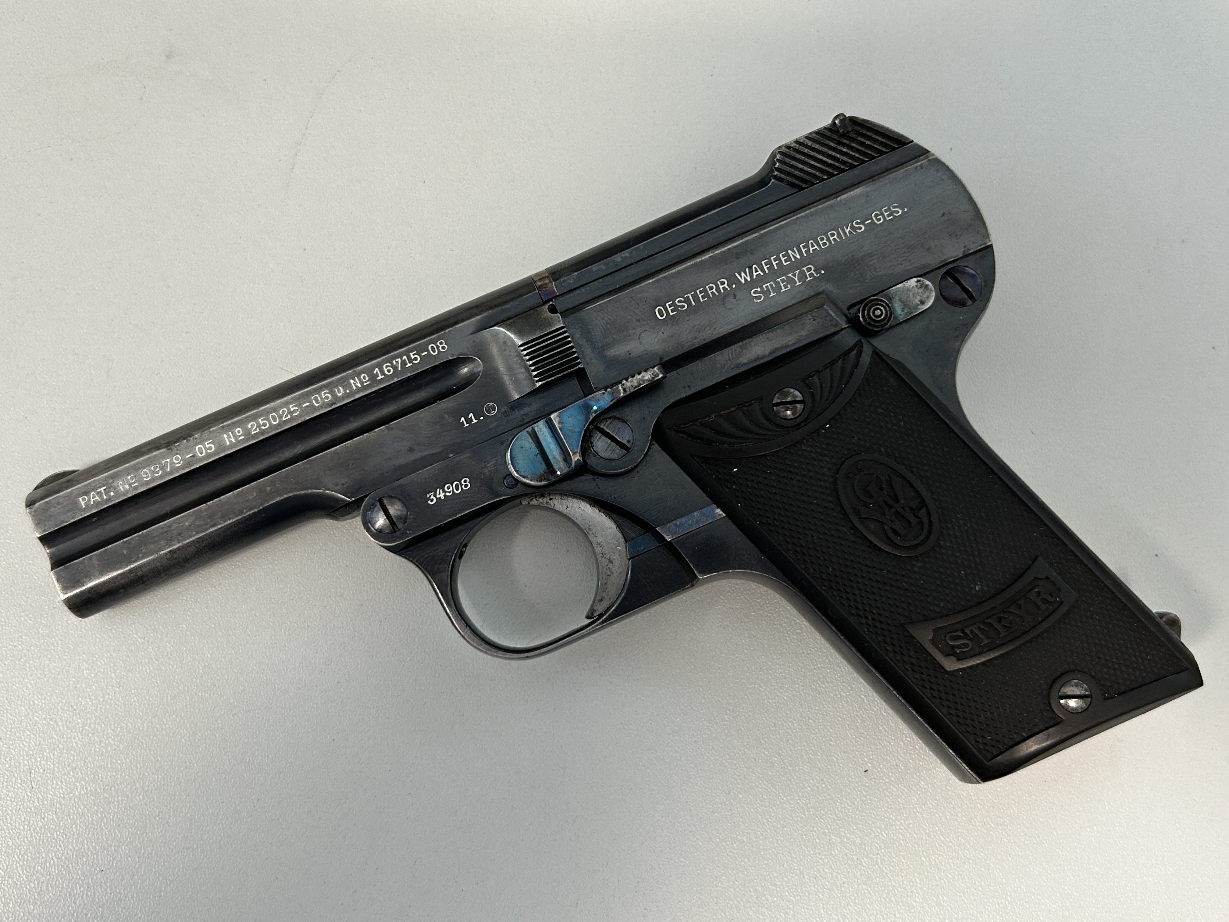 Pistole Steyr 1909  aus dem Jahre 1911 mit T im Kreis